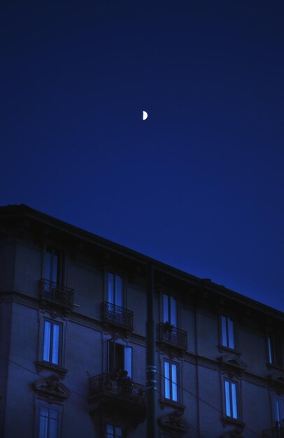 Foto vista a basso angolo della struttura costruita contro un cielo limpido di notte