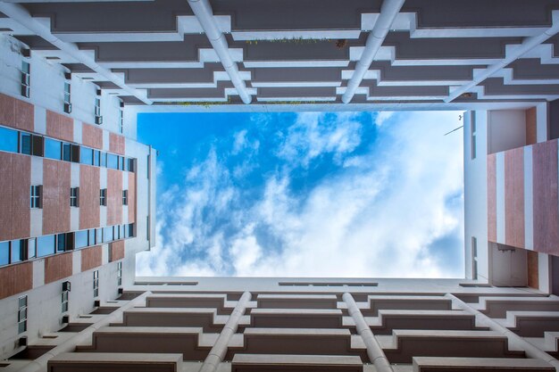 Foto vista a basso angolo della struttura costruita contro il cielo