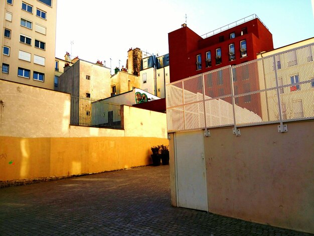 Photo low angle view of built structures against the sky