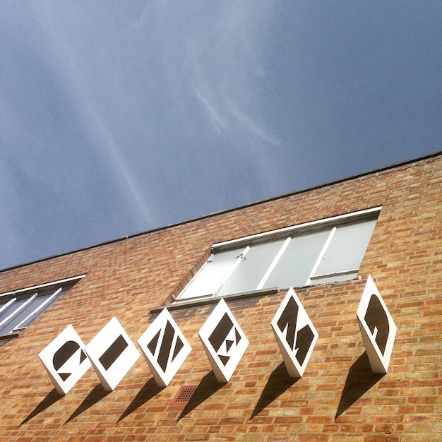 Photo low angle view of built structures against sky