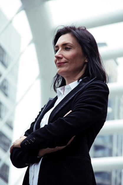 Photo low angle view of businesswoman standing in city