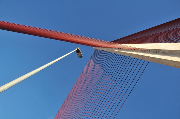 Photo low angle view of cables against clear blue sky