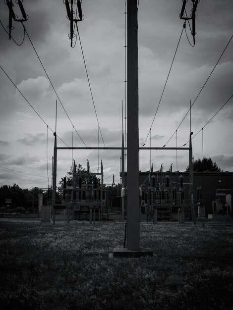 Photo low angle view of cables over landscape