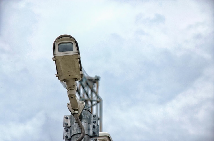 Photo low angle view of camera against sky