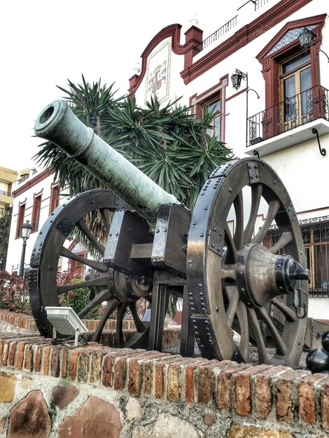 Foto vista a basso angolo del cannone fuori dalla casa