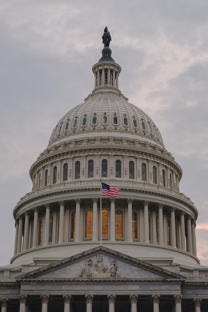 Photo low angle view of capitol building against cloudy sky