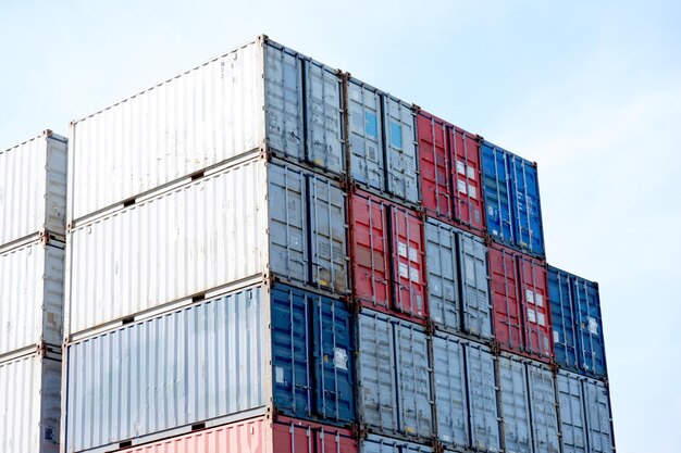 Photo low angle view of cargo containers stack against sky