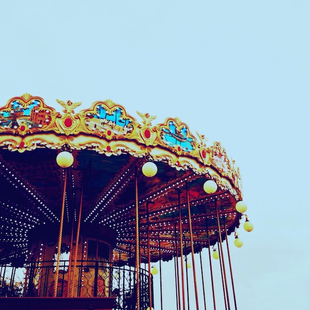 Photo low angle view of carousel