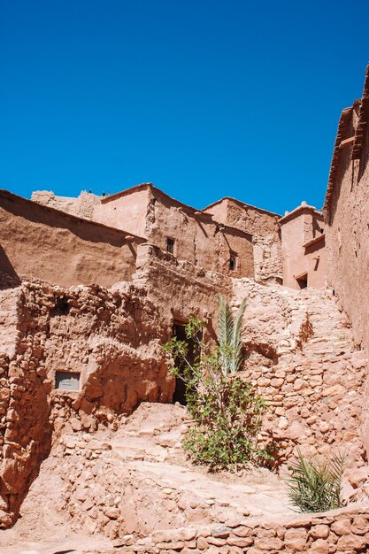 Foto vista a basso angolo del castello contro un cielo blu limpido