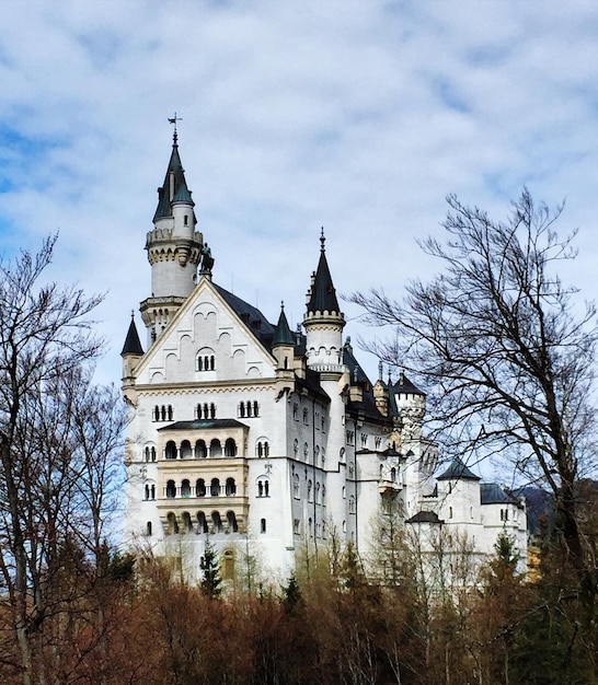 Photo low angle view of castle against cloudy sky