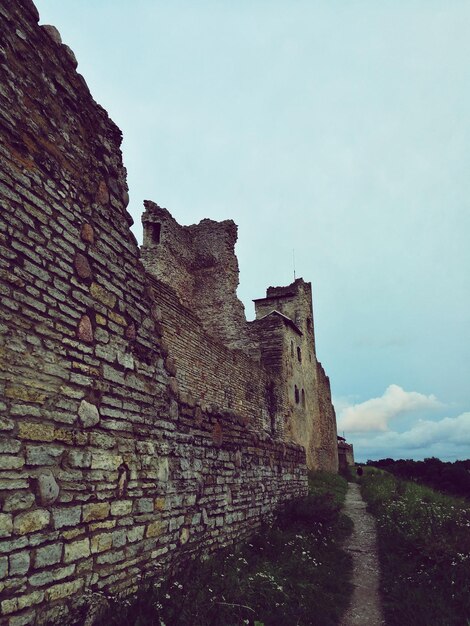 空に照らされた城の低角度の景色