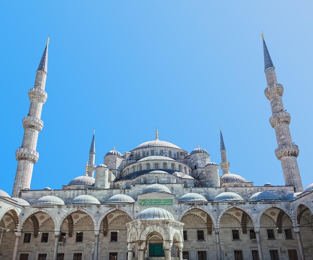 Foto vista a basso angolo della cattedrale contro un cielo blu limpido