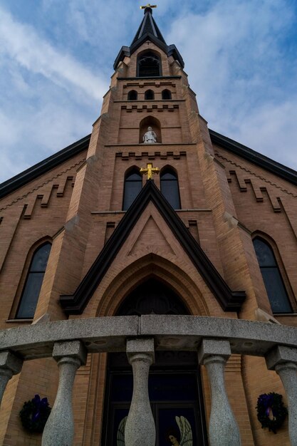 Photo low angle view of cathedral against cloudy sky