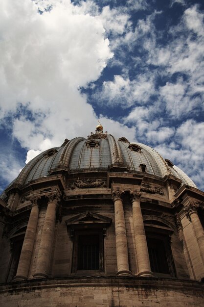 Foto vista a bassa angolazione della cattedrale contro un cielo nuvoloso