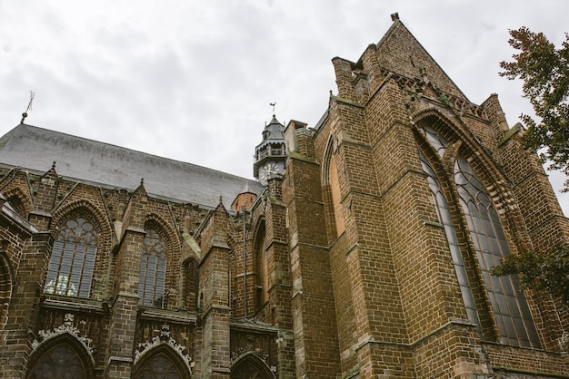 Photo low angle view of cathedral against cloudy sky