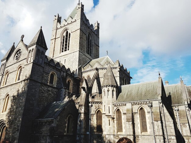 Photo low angle view of cathedral against cloudy sky