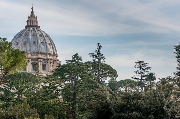 Photo low angle view of cathedral against cloudy sky