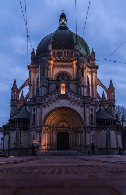 Foto vista a basso angolo della cattedrale contro il cielo al crepuscolo