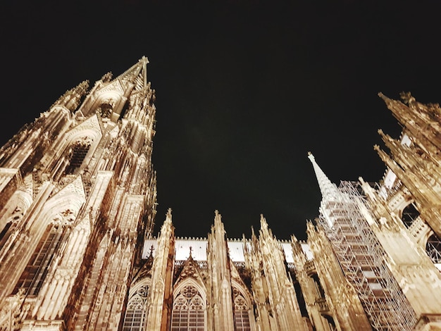 Foto vista a basso angolo della cattedrale contro il cielo notturno