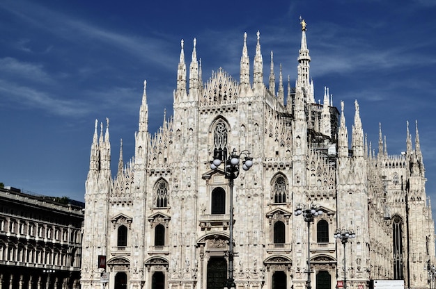 Foto vista a bassa angolazione della cattedrale contro il cielo