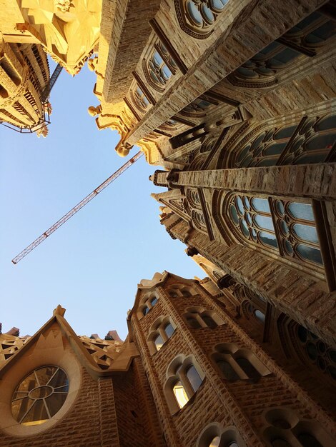 Foto vista a bassa angolazione della cattedrale contro il cielo