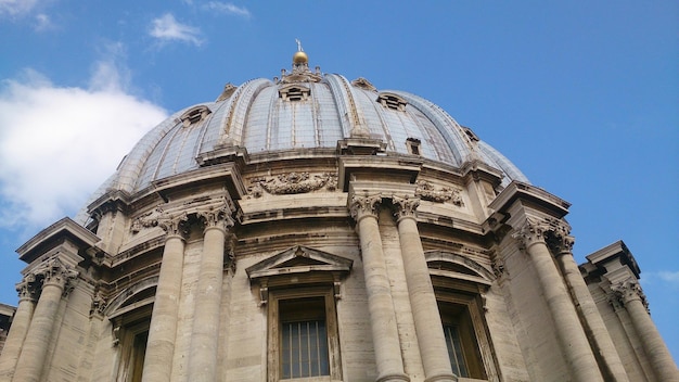 Foto vista a bassa angolazione della cattedrale contro il cielo