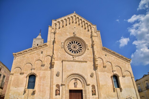 Foto vista a bassa angolazione della cattedrale contro il cielo