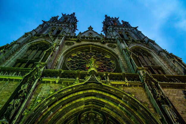 Foto vista a bassa angolazione della cattedrale contro il cielo