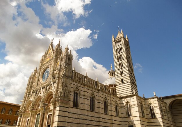 Photo low angle view of cathedral against sky
