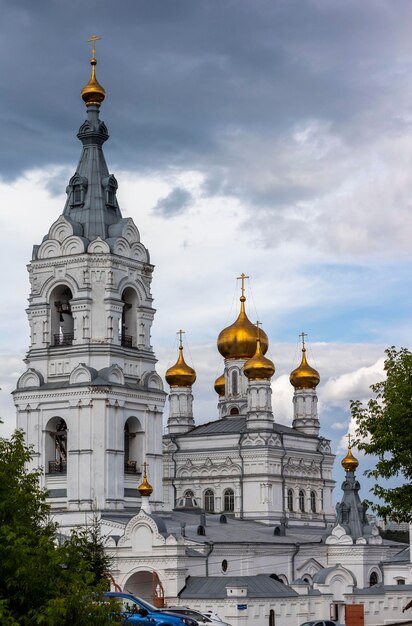 Photo low angle view of cathedral against sky