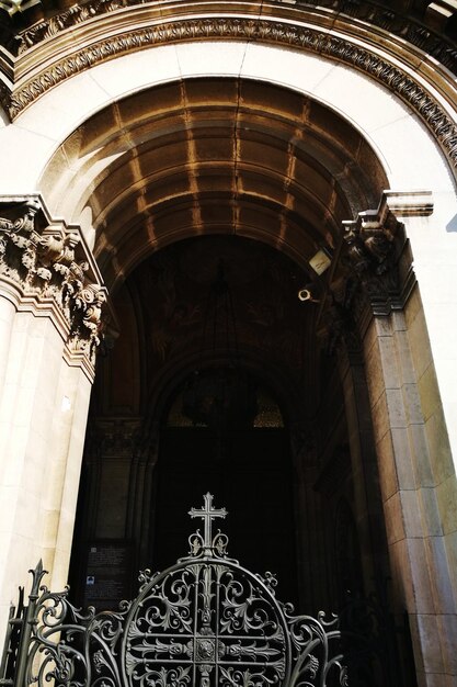 Photo low angle view of cathedral