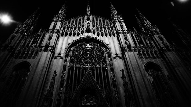 Foto vista a bassa angolazione della cattedrale