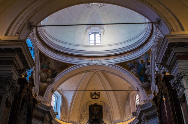 Foto vista a bassa angolazione della cattedrale