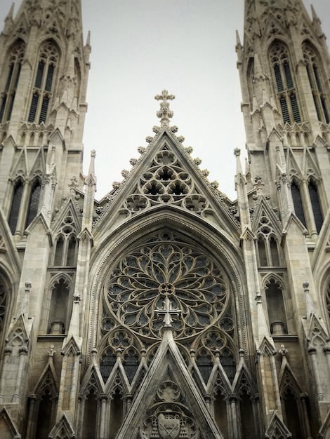 Photo low angle view of cathedral