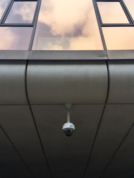 Foto vista a basso angolo del soffitto contro il cielo