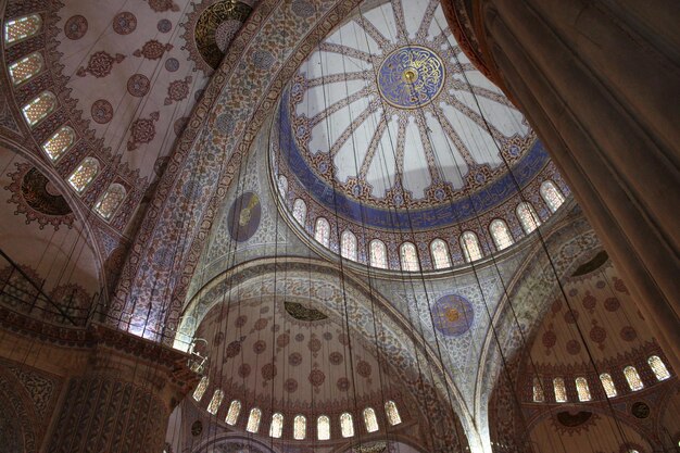 Foto vista a bassa angolazione del soffitto della moschea blu