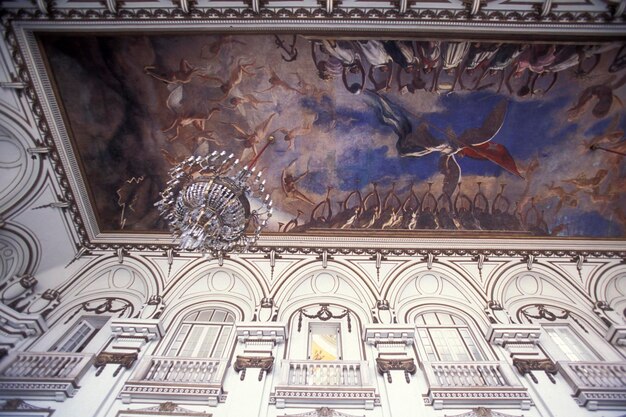 Foto vista a basso angolo del soffitto dell'edificio