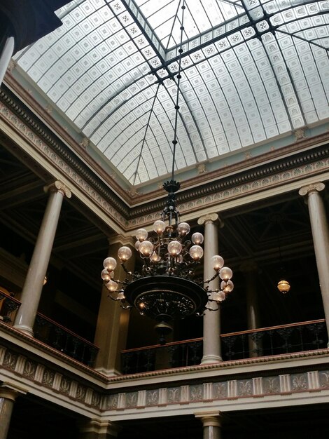 Photo low angle view of ceiling of building