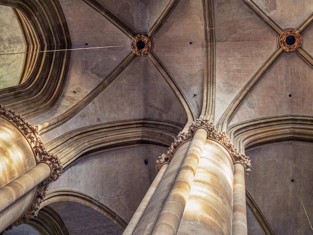 Photo low angle view of ceiling of building