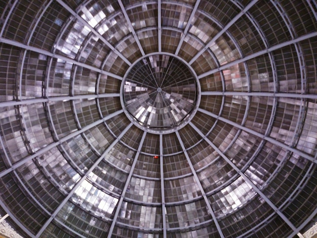 Foto vista a basso angolo del soffitto dell'edificio