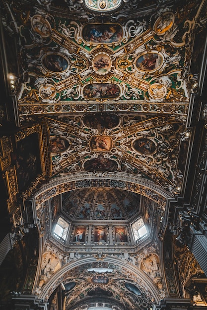 Foto vista a basso angolo del soffitto dell'edificio