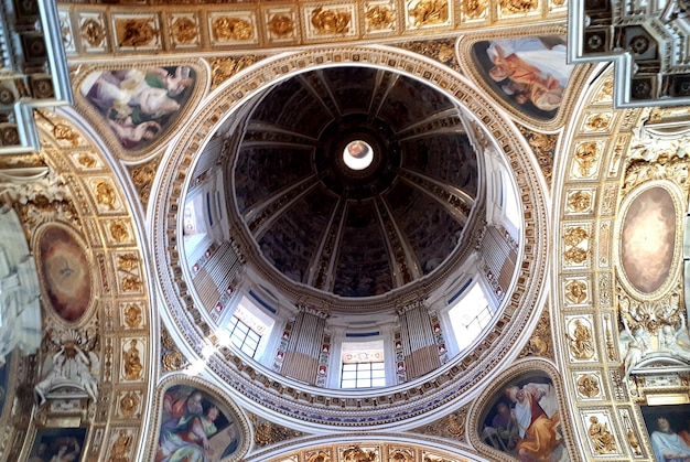 Foto vista a basso angolo del soffitto dell'edificio