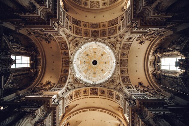 Photo low angle view of ceiling of building