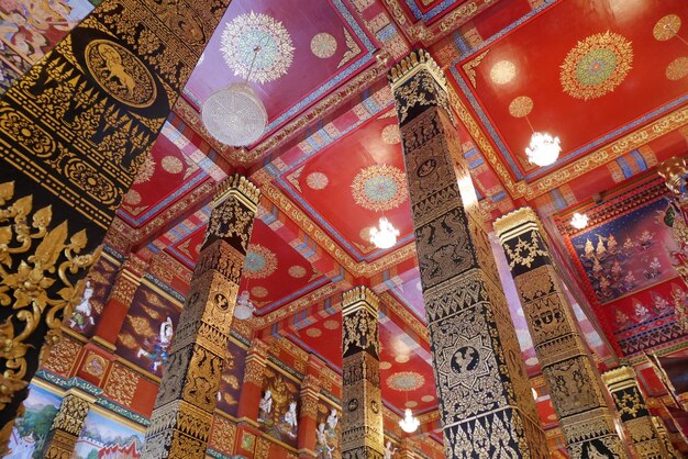 建物の天井の低角度の眺め