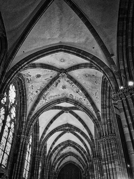 Photo low angle view of ceiling in cathedral