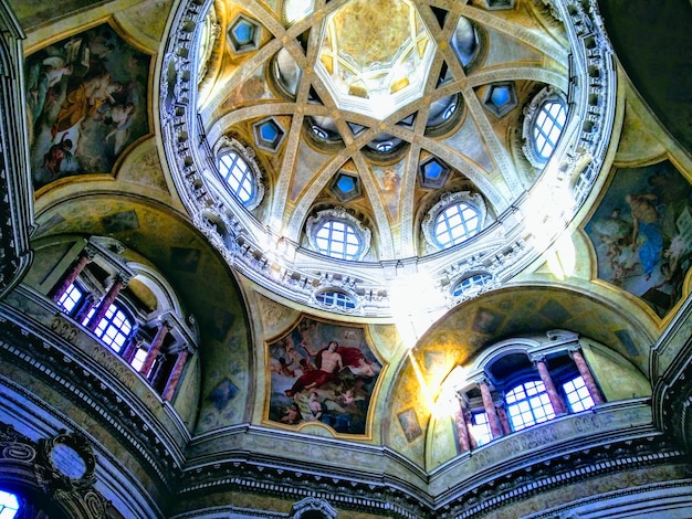 Foto vista a basso angolo del soffitto della cattedrale