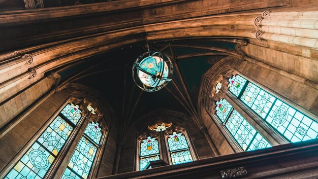 Photo low angle view of ceiling in church