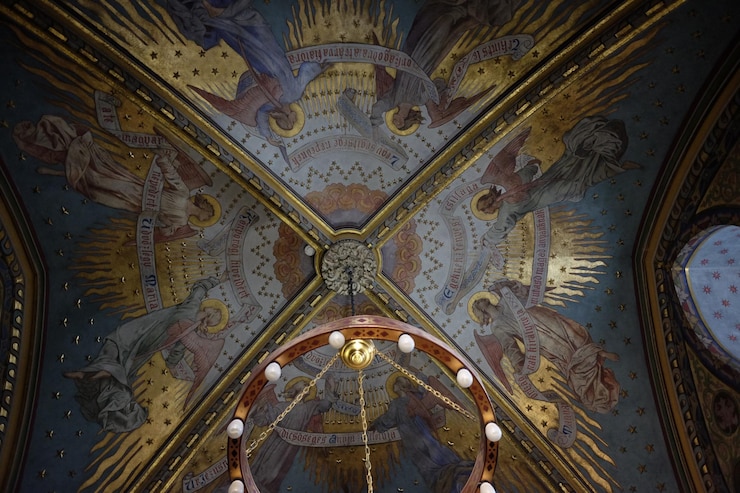 Photo low angle view of ceiling in church