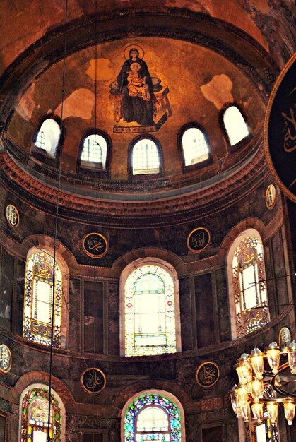 Photo low angle view of ceiling of church