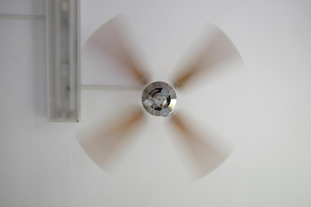 Foto vista a basso angolo del ventilatore a soffitto in casa